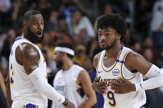 Le Bron James (à gauche) et Bronny James réunis sous le maillot des Lakers. KEYSTONE/AP/William Liang